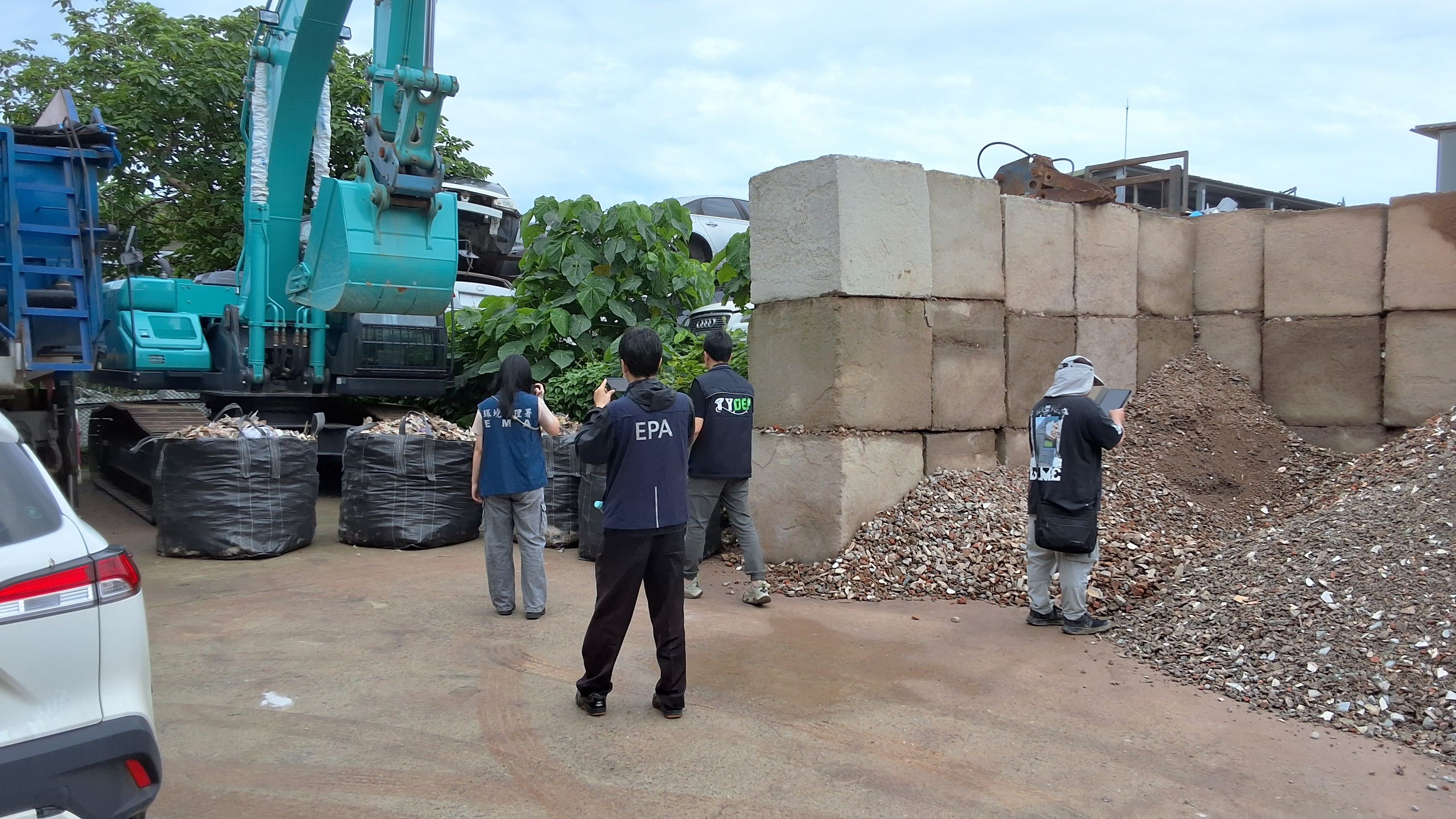 桃園「檢警環」聯合出擊！查獲軍方土地遭非法回填廢棄物  (5).jpg